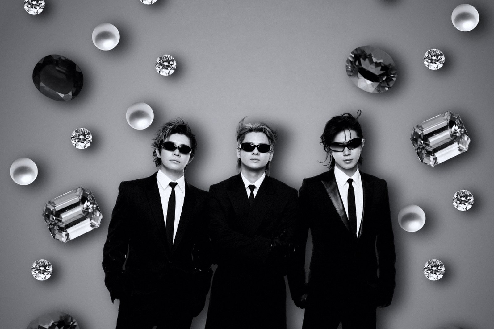 黒いスーツとサングラス姿のNumber_iの3人