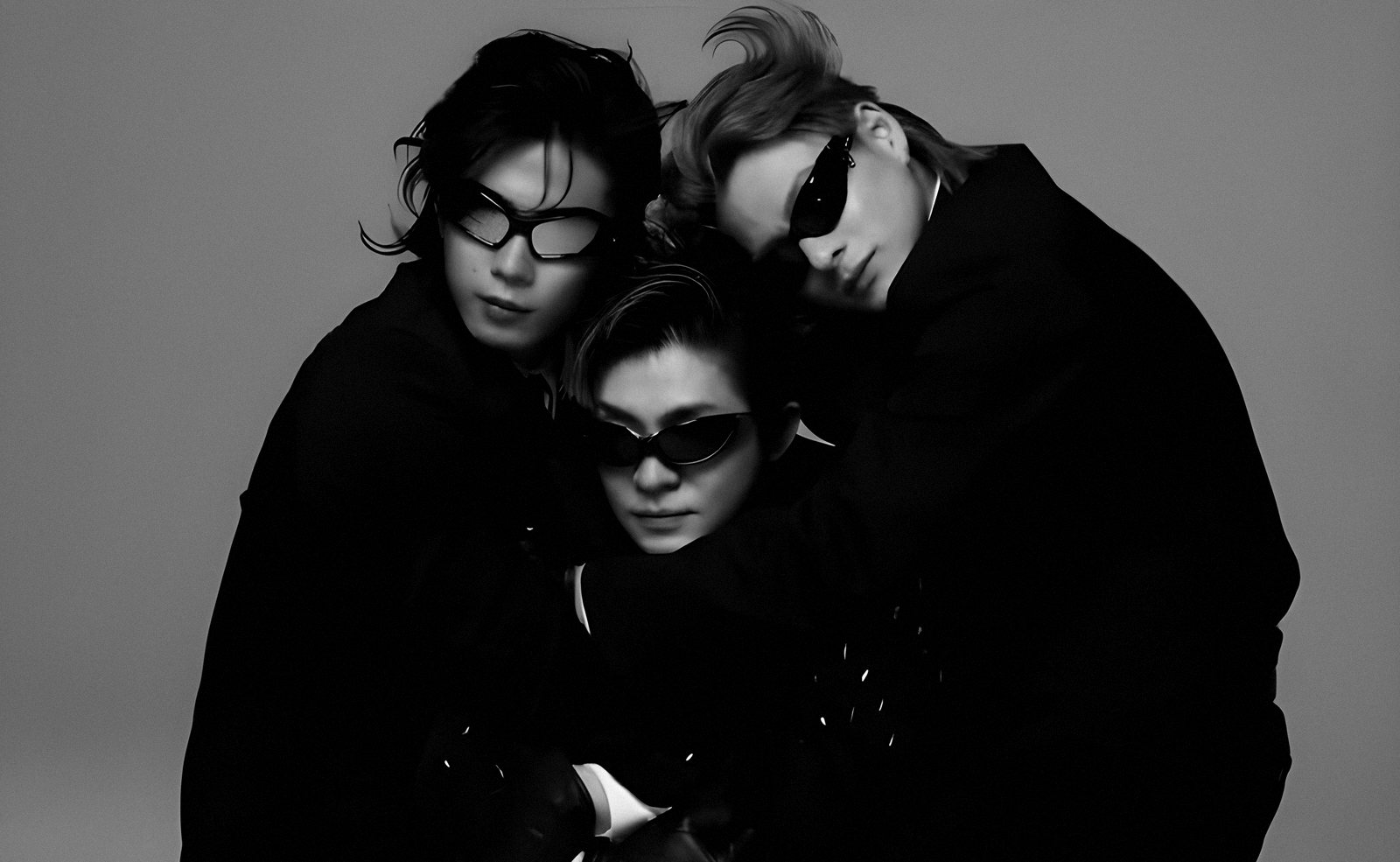 黒い服とサングラスで身を寄せ合うNumber_iの3人