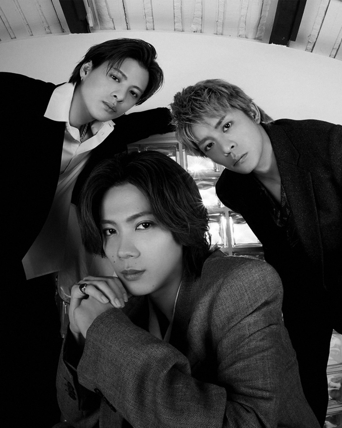 グレーのスーツで並ぶ、Number_iの3人のモノクロ写真